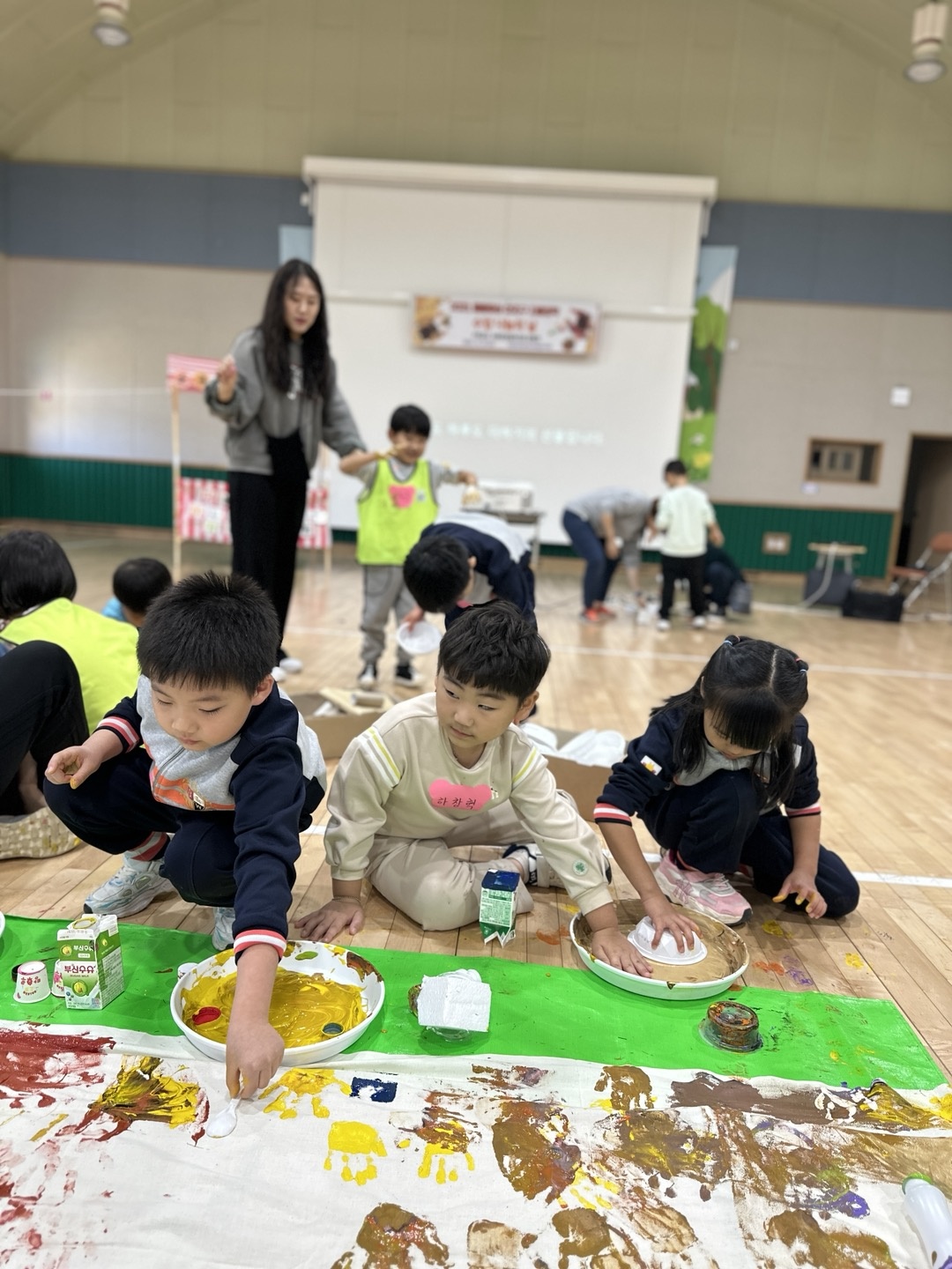 이반성초병설유, 숲이 아름다운 이반성초 숲마루에서  더하기(더불어 꿈꾸고 하나되어 놀이하는 기쁨의 공동체) 친구들과   함께하는 신나는 숲놀이 열려~♬ - 관련이미지3