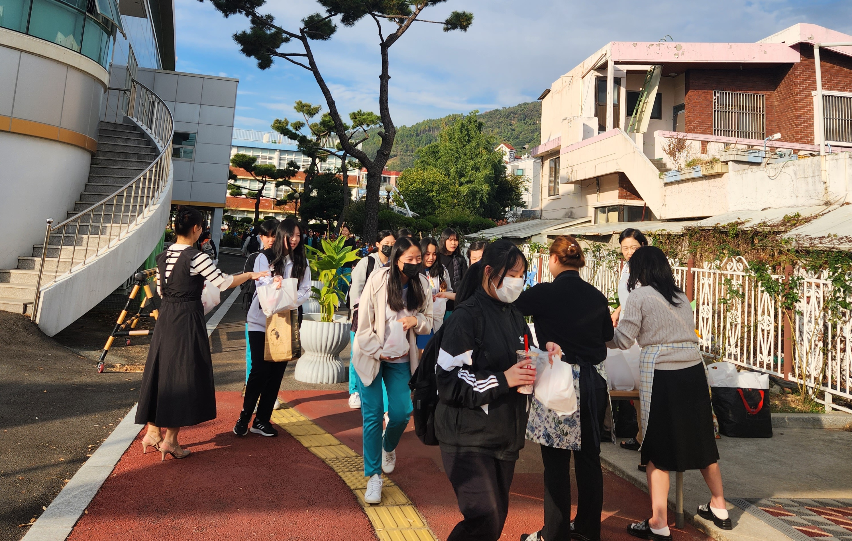 김해여자중학교 학부모회, 직접 만든 샌드위치 도시락으로 하교 맞이 행사 - 관련이미지4
