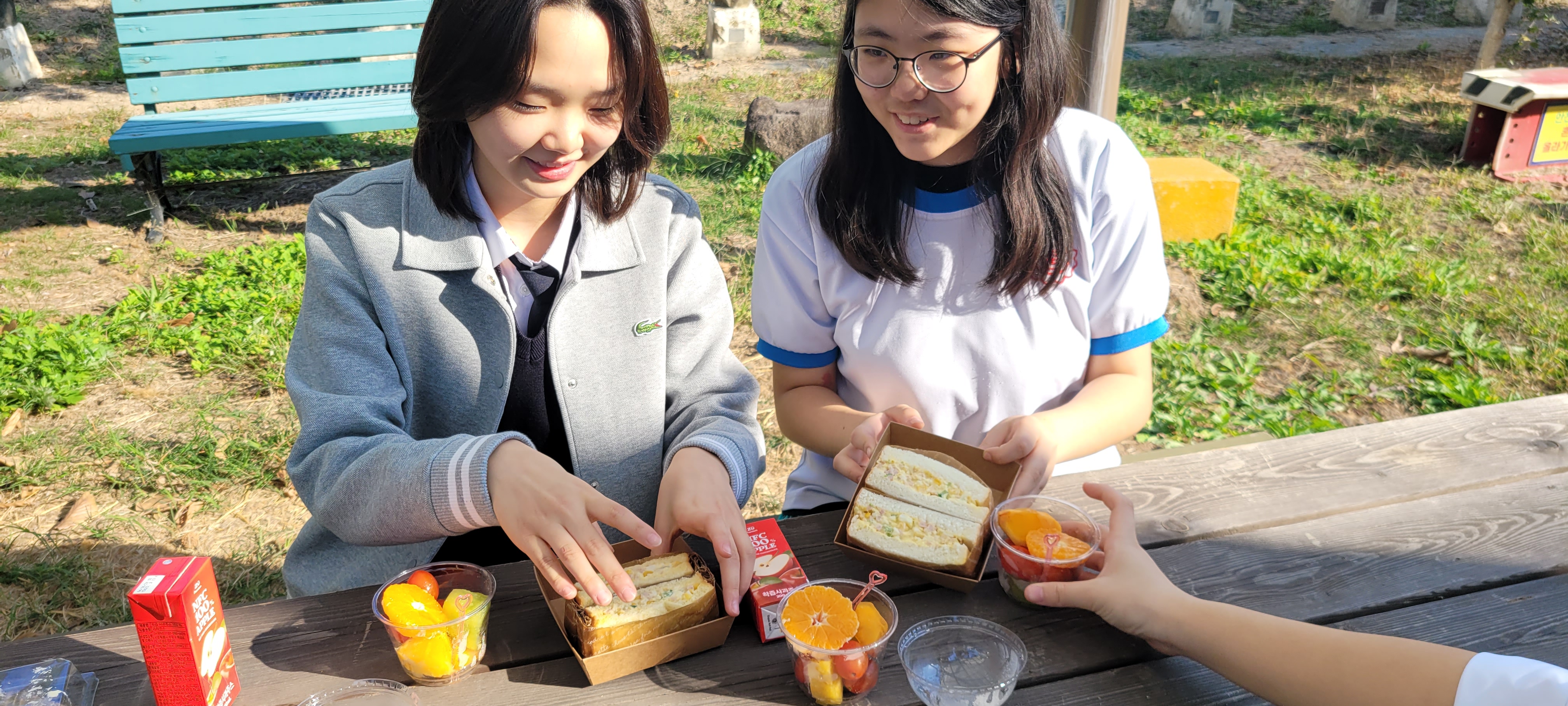 김해여자중학교 학부모회, 직접 만든 샌드위치 도시락으로 하교 맞이 행사 - 관련이미지5