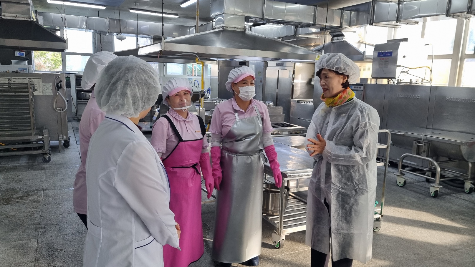 밀양교육지원청, 간부공무원 학교급식 현장 나서다 - 관련이미지2