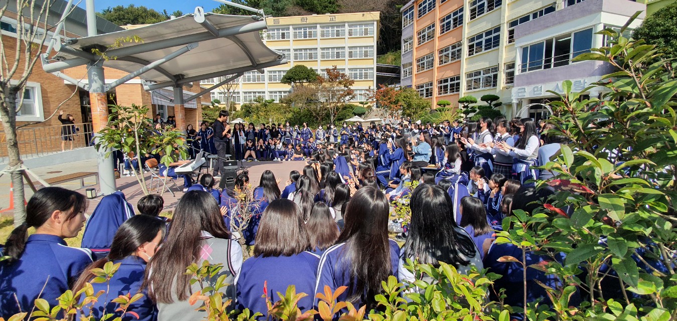 마산무학여중, 가을맞이 사제가 함께하는 환경캠페인 & 버스킹 열어 - 관련이미지1