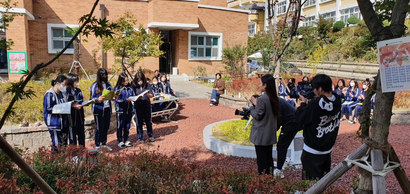 마산무학여중, 가을맞이 사제가 함께하는 환경캠페인 & 버스킹 열어 - 관련이미지2