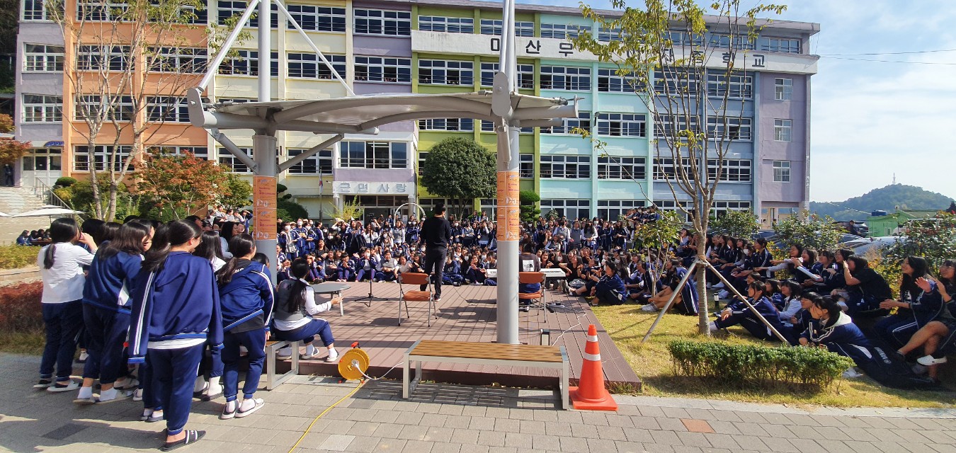 마산무학여중, 가을맞이 사제가 함께하는 환경캠페인 & 버스킹 열어 - 관련이미지4