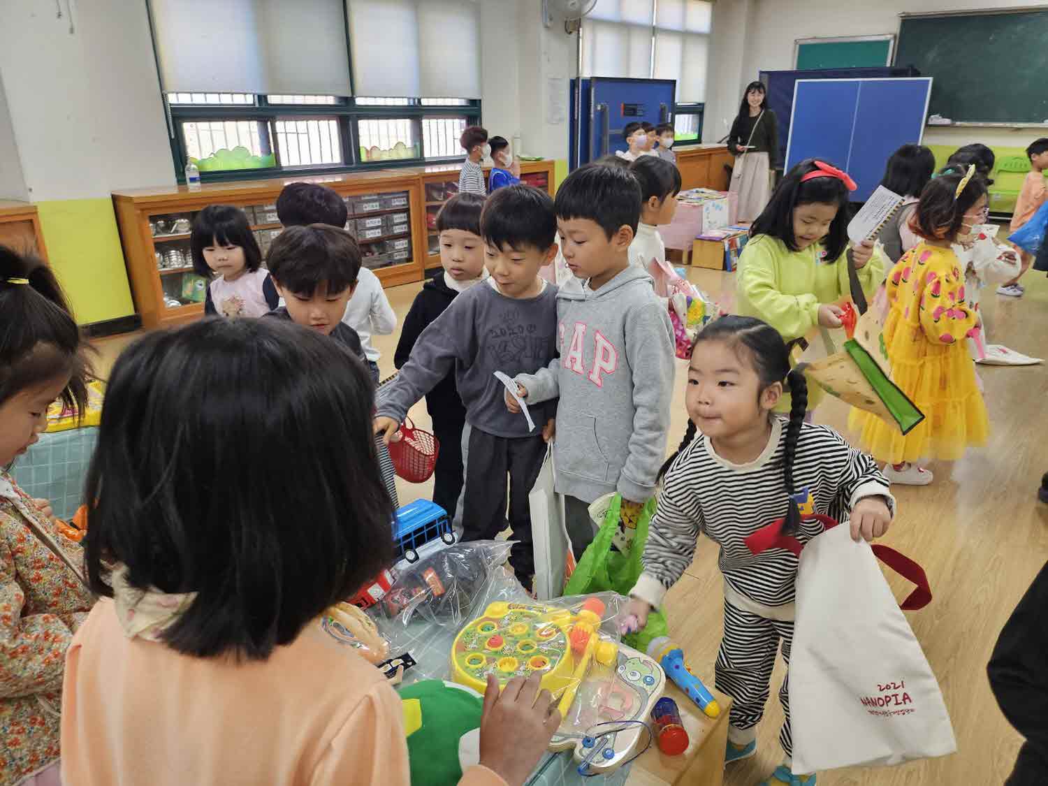 미리벌초등학교병설유치원,  ‘플리마켓 Day’로 지역사회 기부를 통한 이웃사랑 실천 - 관련이미지1