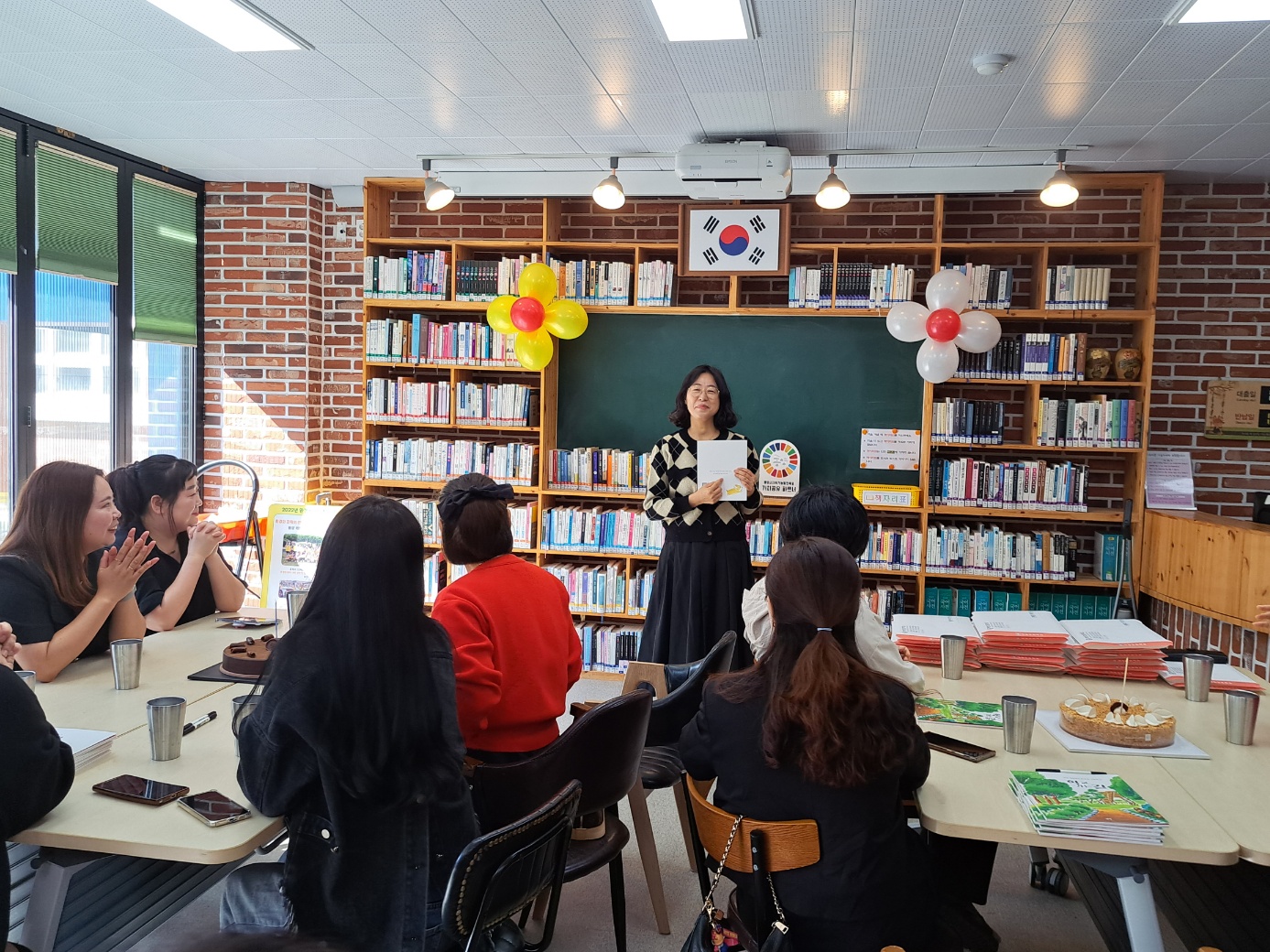 벽방초 독서맘 동아리, 그림책 출판기념회 개최 -‘엉덩이는 하나?!, 둘?!’, ‘학교 가는 길’- - 관련이미지2