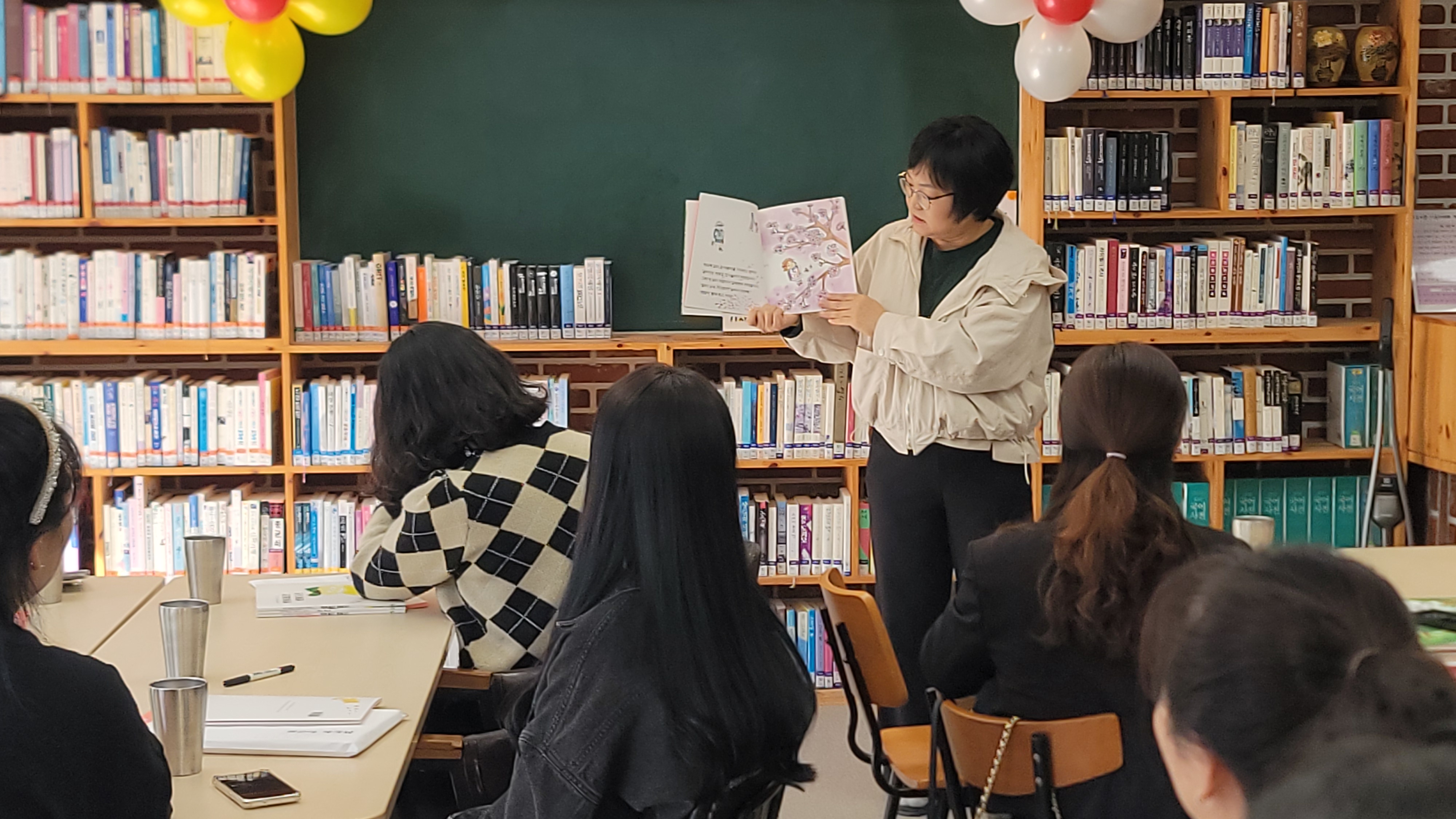 벽방초 독서맘 동아리, 그림책 출판기념회 개최 -‘엉덩이는 하나?!, 둘?!’, ‘학교 가는 길’- - 관련이미지3