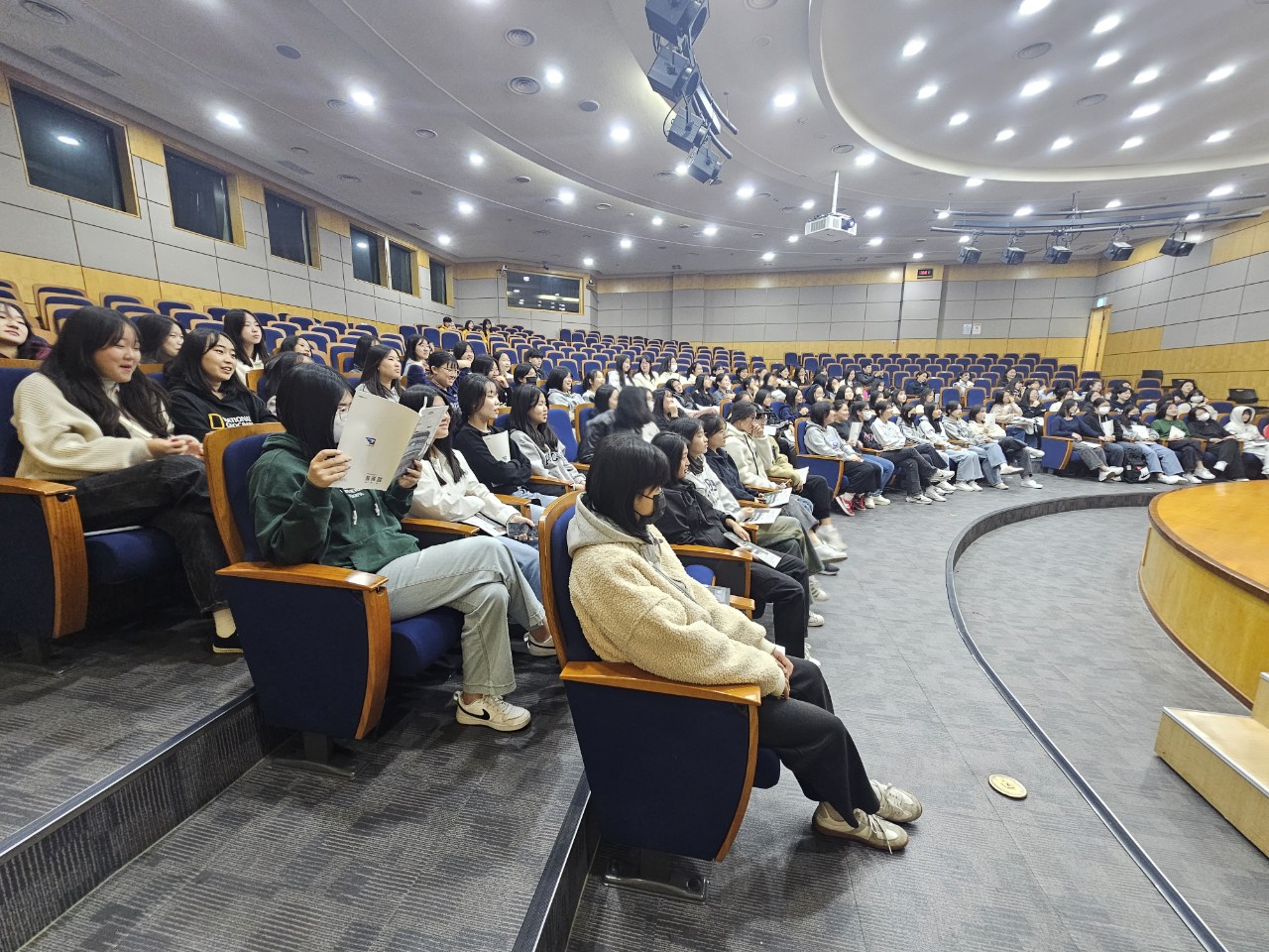 함안여자중학교, 미리 가본 대학교 전공 탐색 및 연극 문화 체험 가져 - 관련이미지1