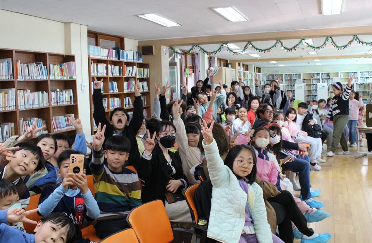 창원 대방초, 책쓰기 동아리 출판 기념회 “나는야 학생 작가!” - 관련이미지3