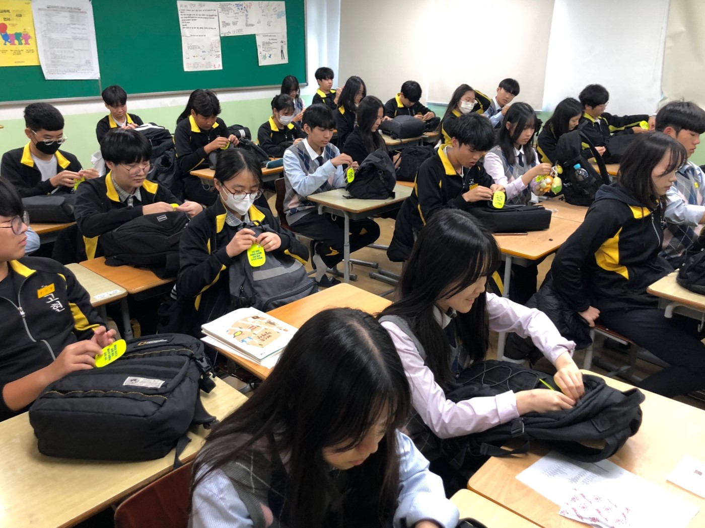 학생 스스로 “통학로 교통안전 실천해요” - 관련이미지2