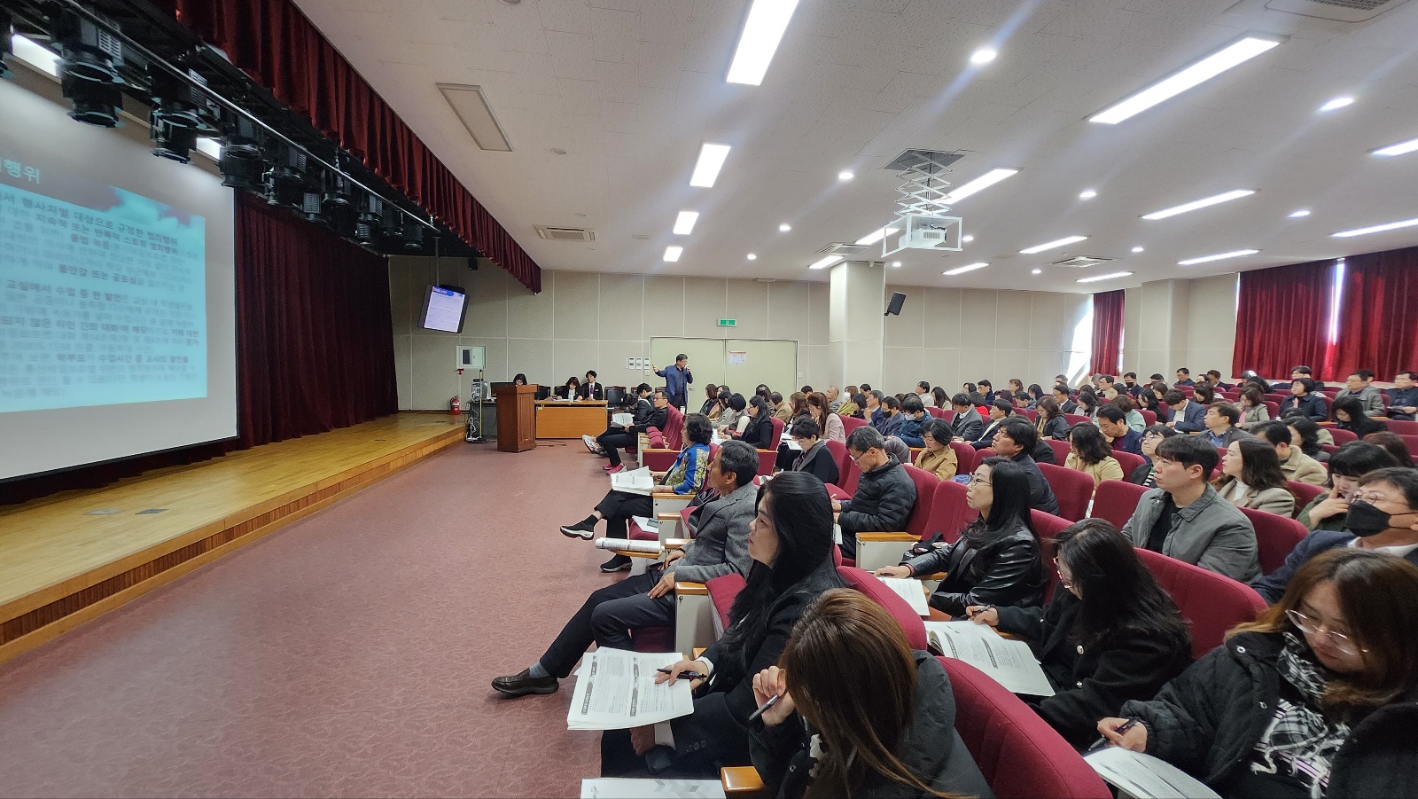 ‘교권 보호’ 학교 대신 교육지원청이 나서…지역교권보호위원회 구성 - 관련이미지1