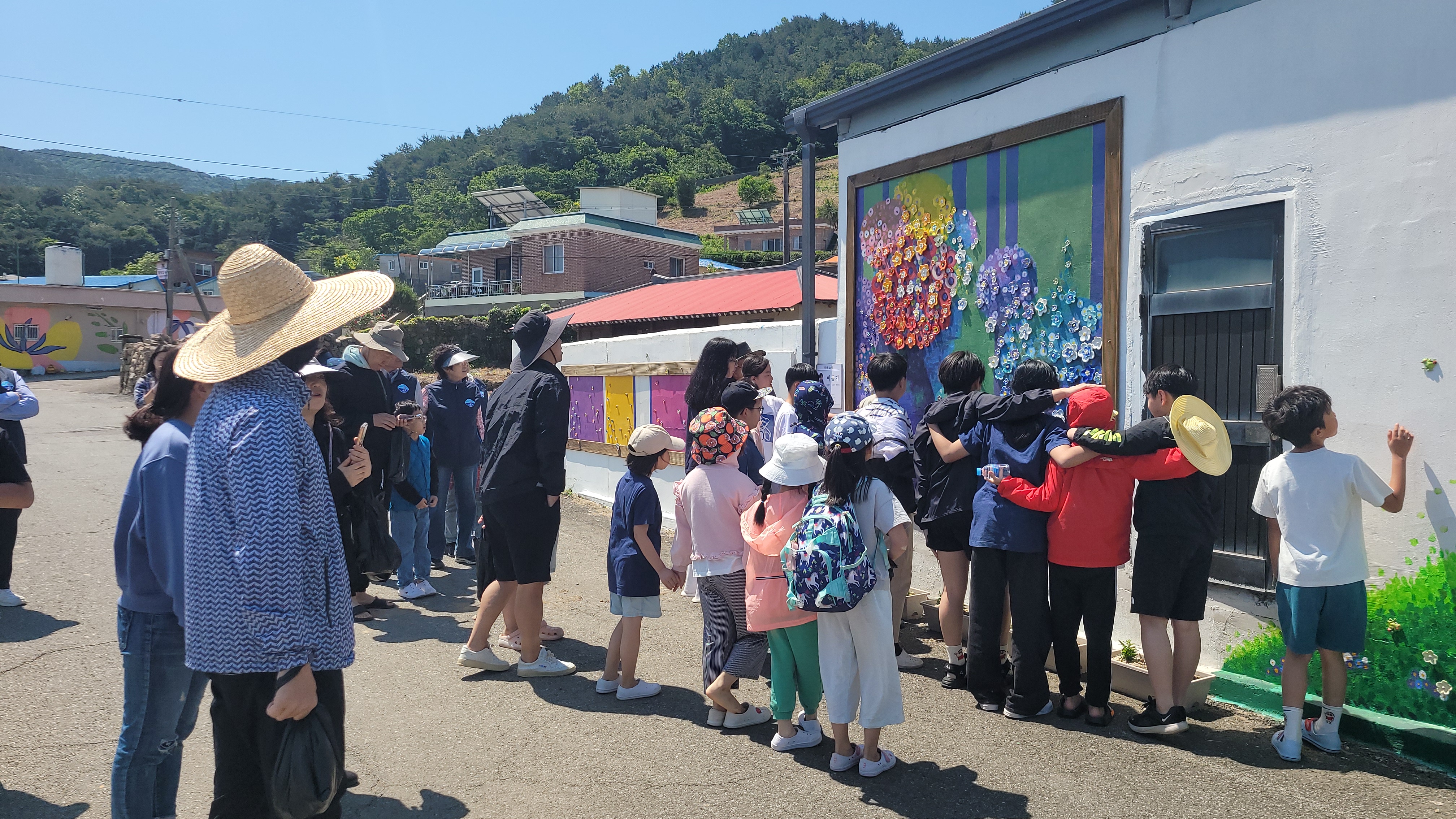 이동초와 이동면주민자치회가 함께 만드는 생태전환교육, ‘함께하는 이동면 생태체험 「이동 &amp; ECO」’모심기 체험 활동 - 관련이미지3