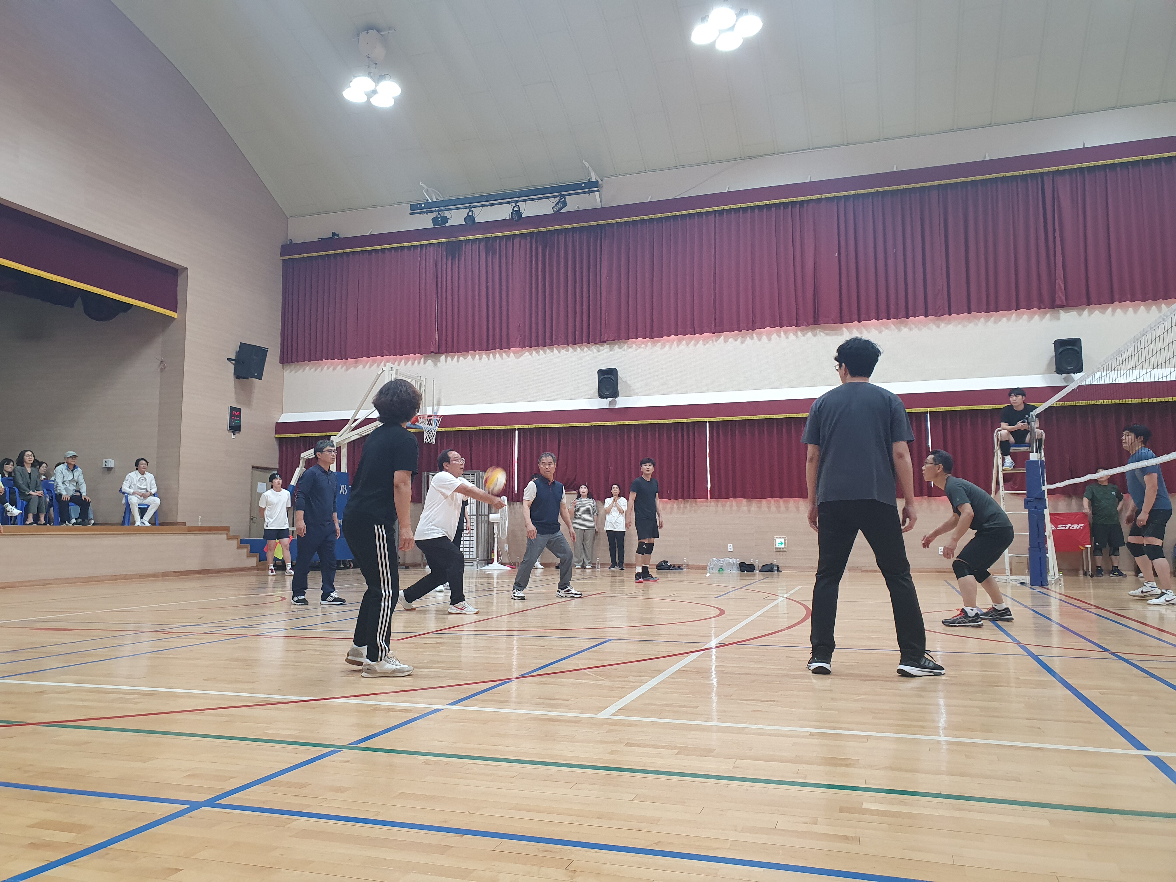 함양교육지원청, 배구로 함양군 교직원 소통의 기회를 열다 - 관련이미지1