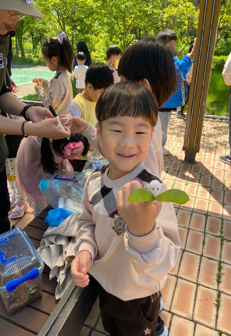 진해신항초등학교병설유치원, 찾아오는 숲 체험 활동을 통해 생명존중 마음 기르기 - 관련이미지3