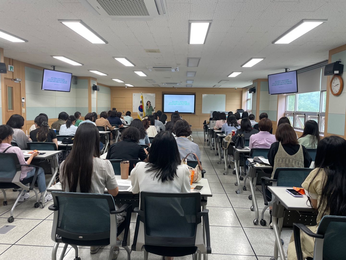 창원교육지원청, 유치원과 어린이집 교원이 함께하는 그림책숲테라피 - 관련이미지1