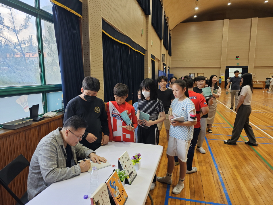덕산초, 한윤섭 작가와의 만남  작가가 들려주는 해리엇 - 관련이미지3
