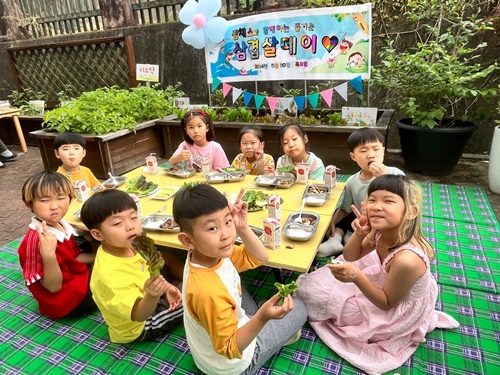 진영대창초병설유치원, 우리 손으로 직접 기른‘쌈 채소와 함께하는 삼겹살 데이 실시 - 관련이미지2
