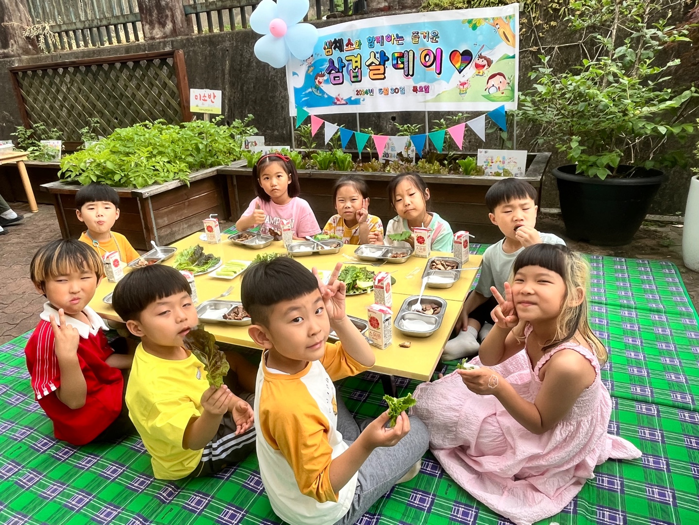 진영대창초병설유치원, 우리 손으로 직접 기른‘쌈 채소와 함께하는 삼겹살 데이 실시 - 관련이미지5