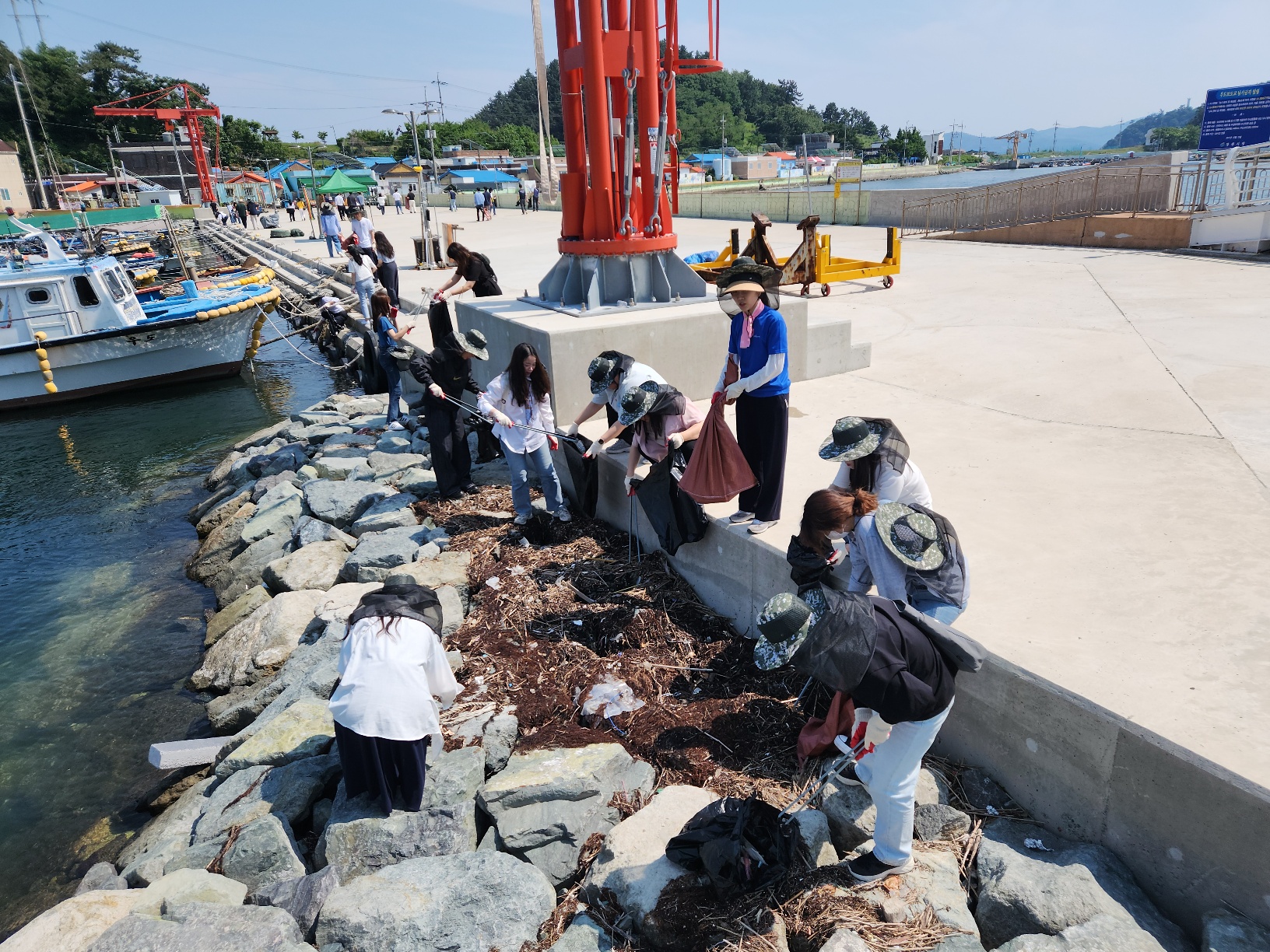 ‘바다를 깨끗하게!’ 경남교육청, 바다 환경 정화 나서 - 관련이미지2