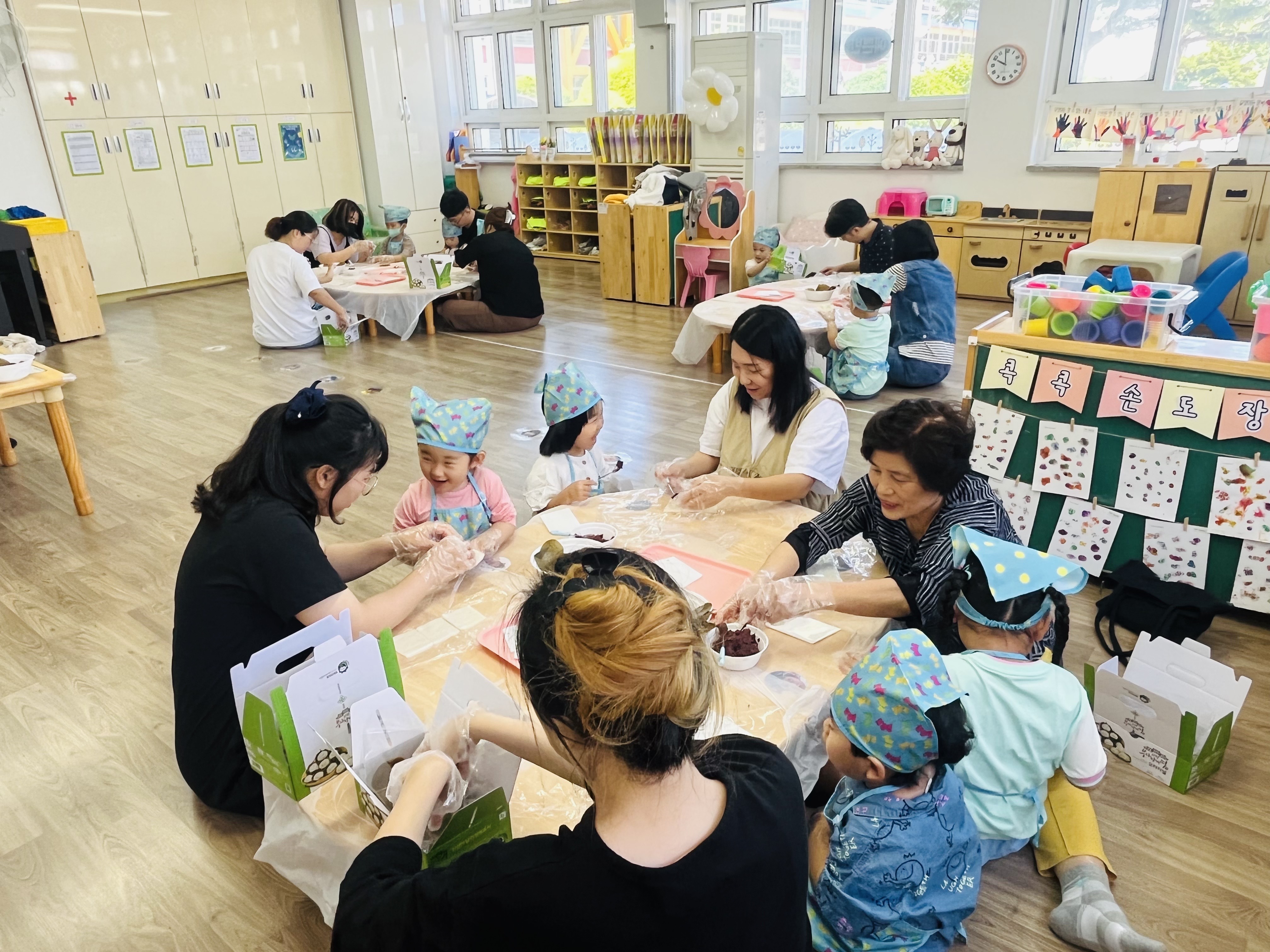 진영대창초병설유치원, 배움중심 학부모 참여수업 부모님과 함께하는 망개떡 만들기 실시 - 관련이미지1