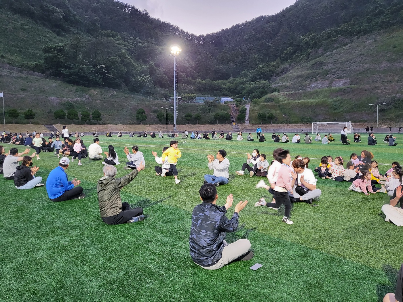 거제유치원, 남자가족과 함께하는 달빛캠핑놀이 진행! - 관련이미지2