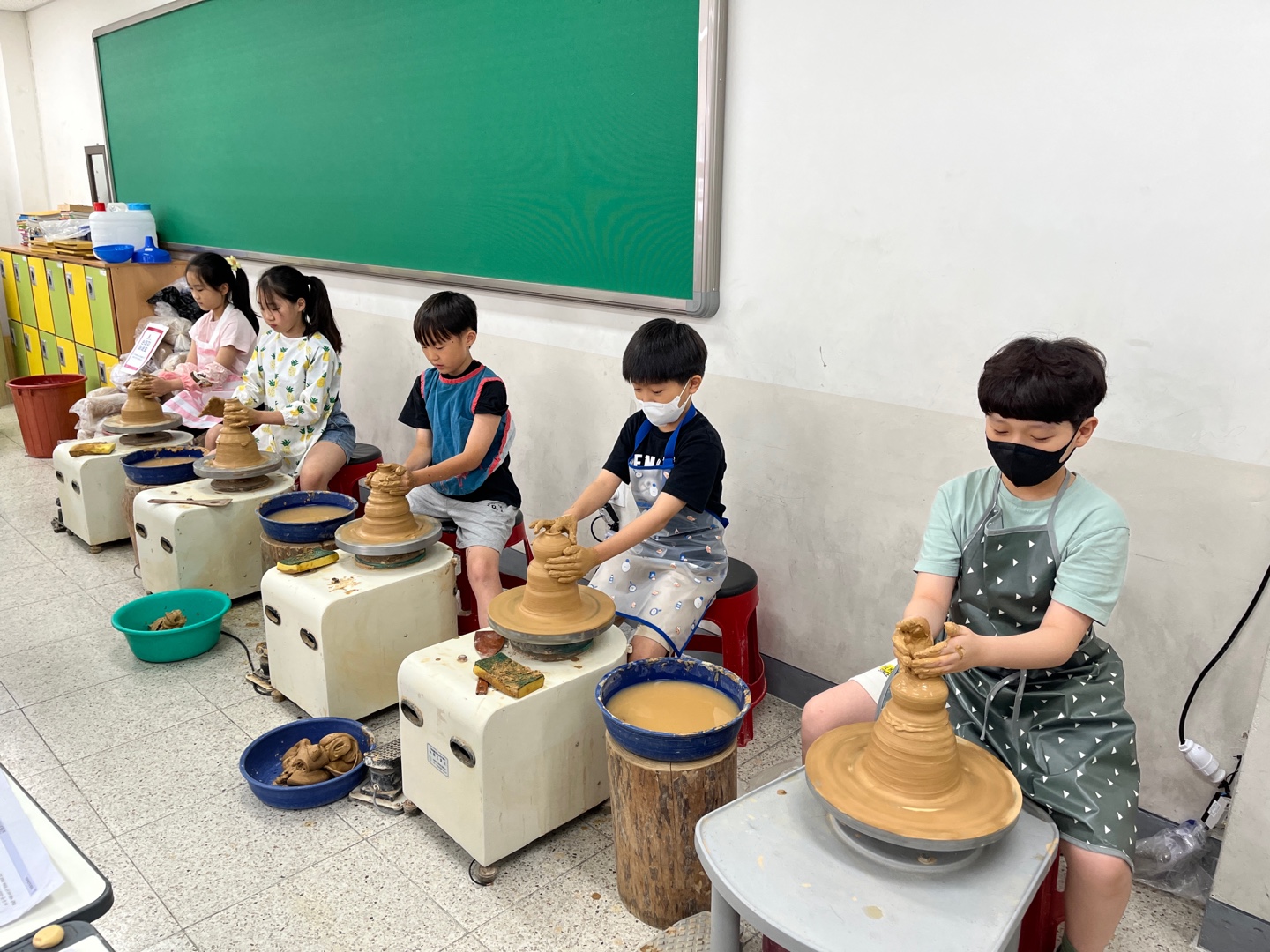 장재초, 학교에서 조물조물 나만의 그릇 만들기 -학교로 찾아오는 감성예술 도자기체험학습 실시 - 관련이미지1