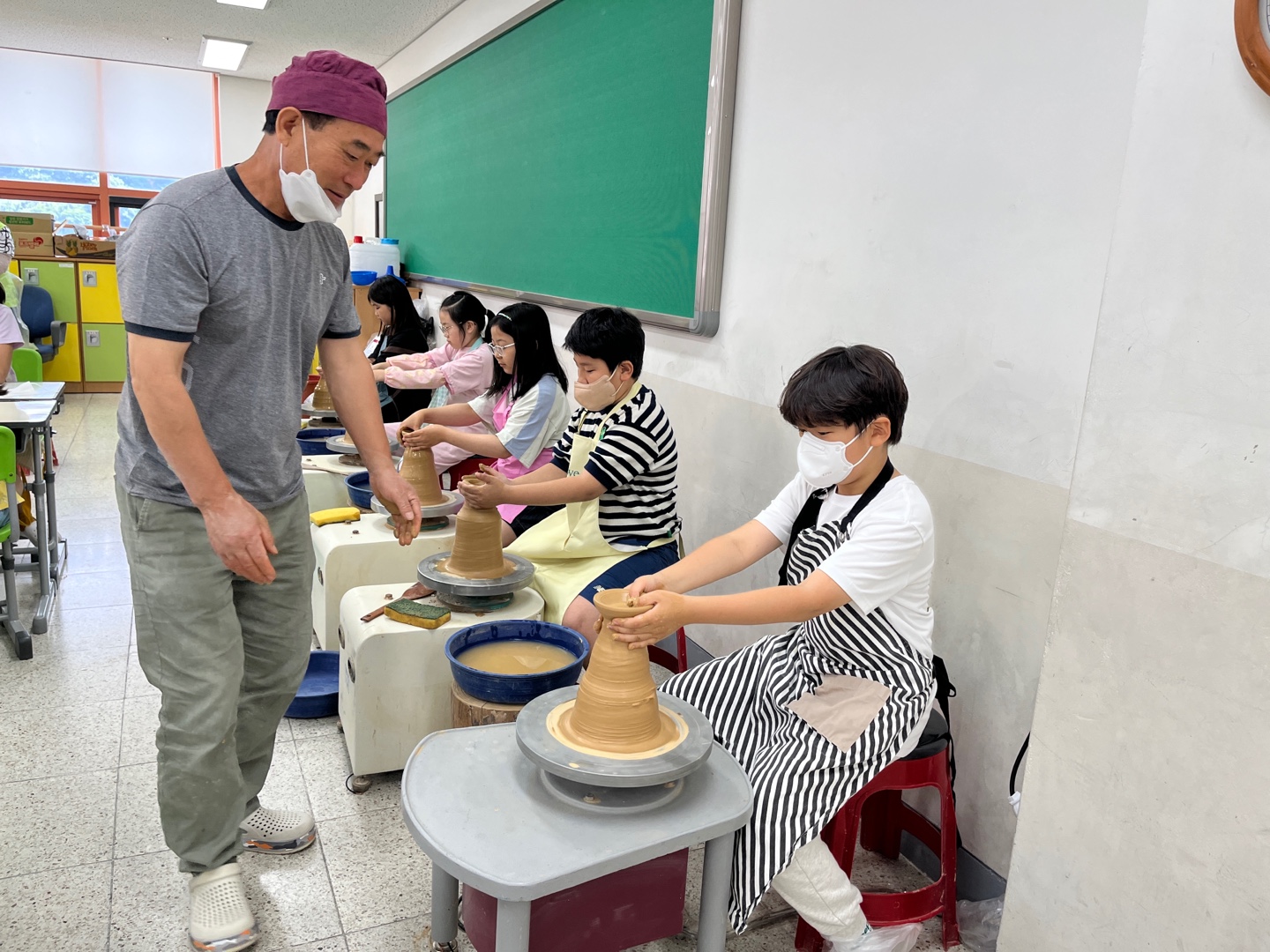 장재초, 학교에서 조물조물 나만의 그릇 만들기 -학교로 찾아오는 감성예술 도자기체험학습 실시 - 관련이미지3