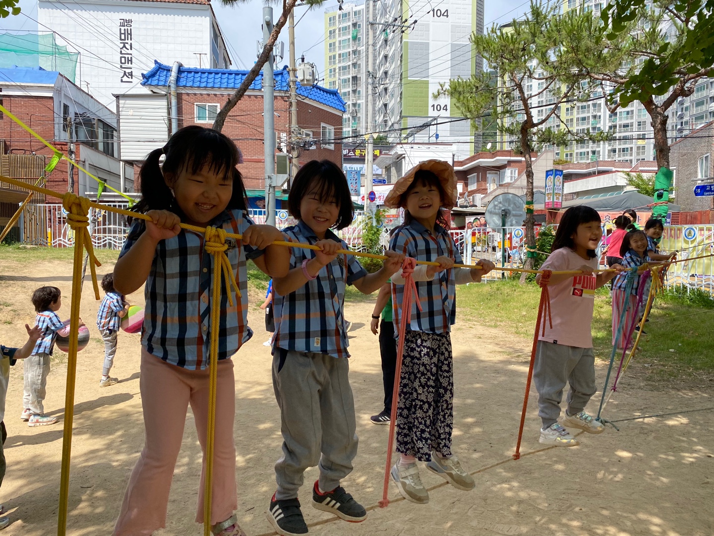 학교 숲에서 신나는 밧줄 놀이 해요! - 관련이미지3