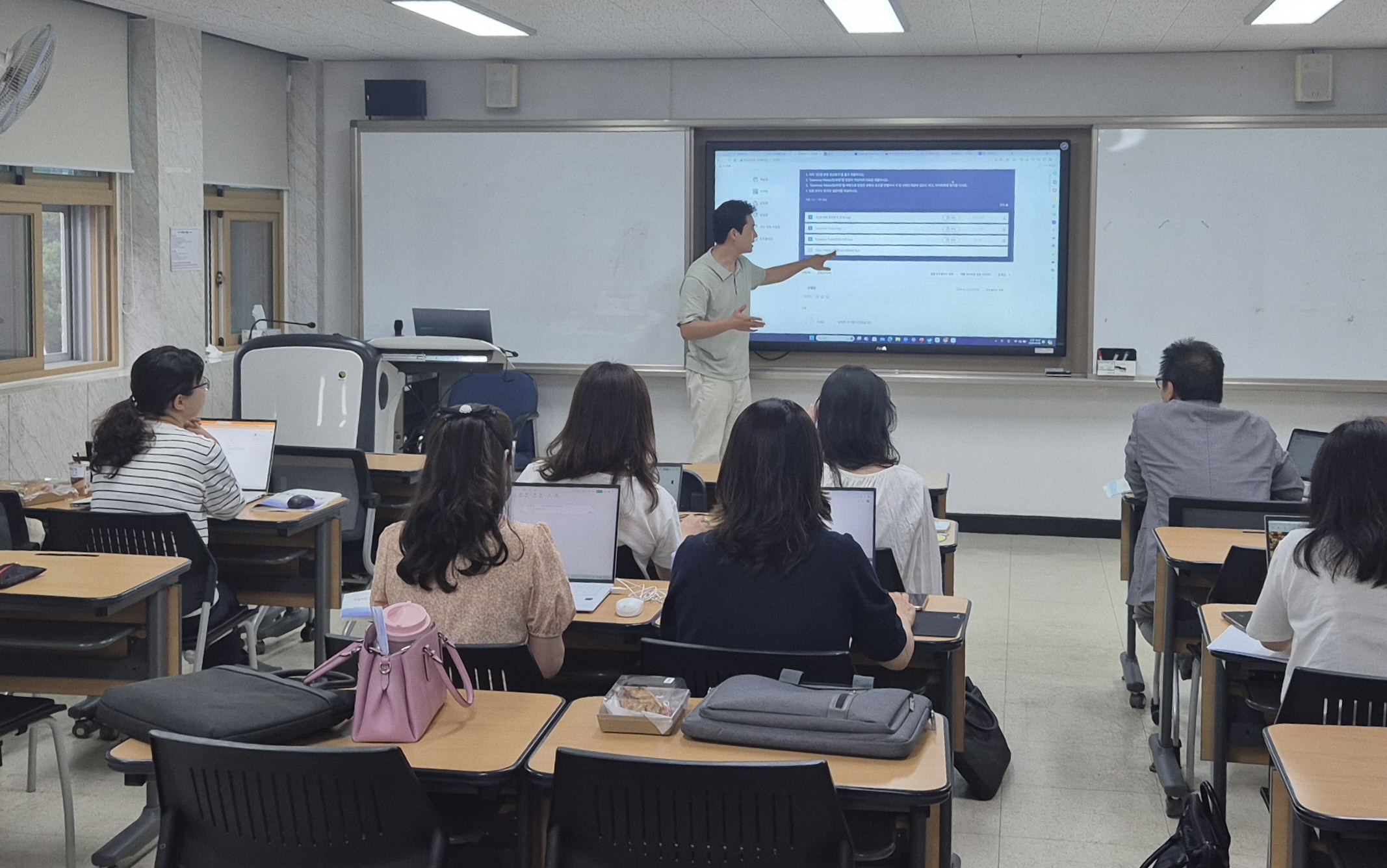 창원교육지원청, 배움중심의 미래형 수업 활성화를 위한 아이톡톡-아이북 활용 수업 연수 개최 - 관련이미지2