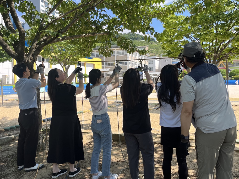 진영대창초병설유치원, 밧줄로 하는 마당놀이! 밧줄과 친해지기! 행복맞이유치원 밧줄놀이 교원 연수 실시 - 관련이미지1
