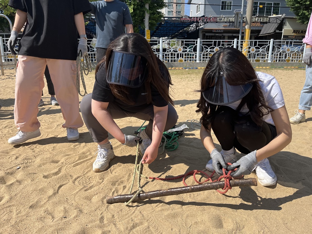 진영대창초병설유치원, 밧줄로 하는 마당놀이! 밧줄과 친해지기! 행복맞이유치원 밧줄놀이 교원 연수 실시 - 관련이미지2