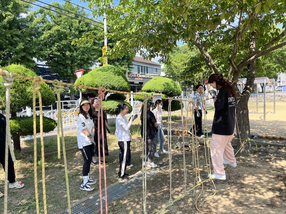 진영대창초병설유치원, 밧줄로 하는 마당놀이! 밧줄과 친해지기! 행복맞이유치원 밧줄놀이 교원 연수 실시 - 관련이미지3