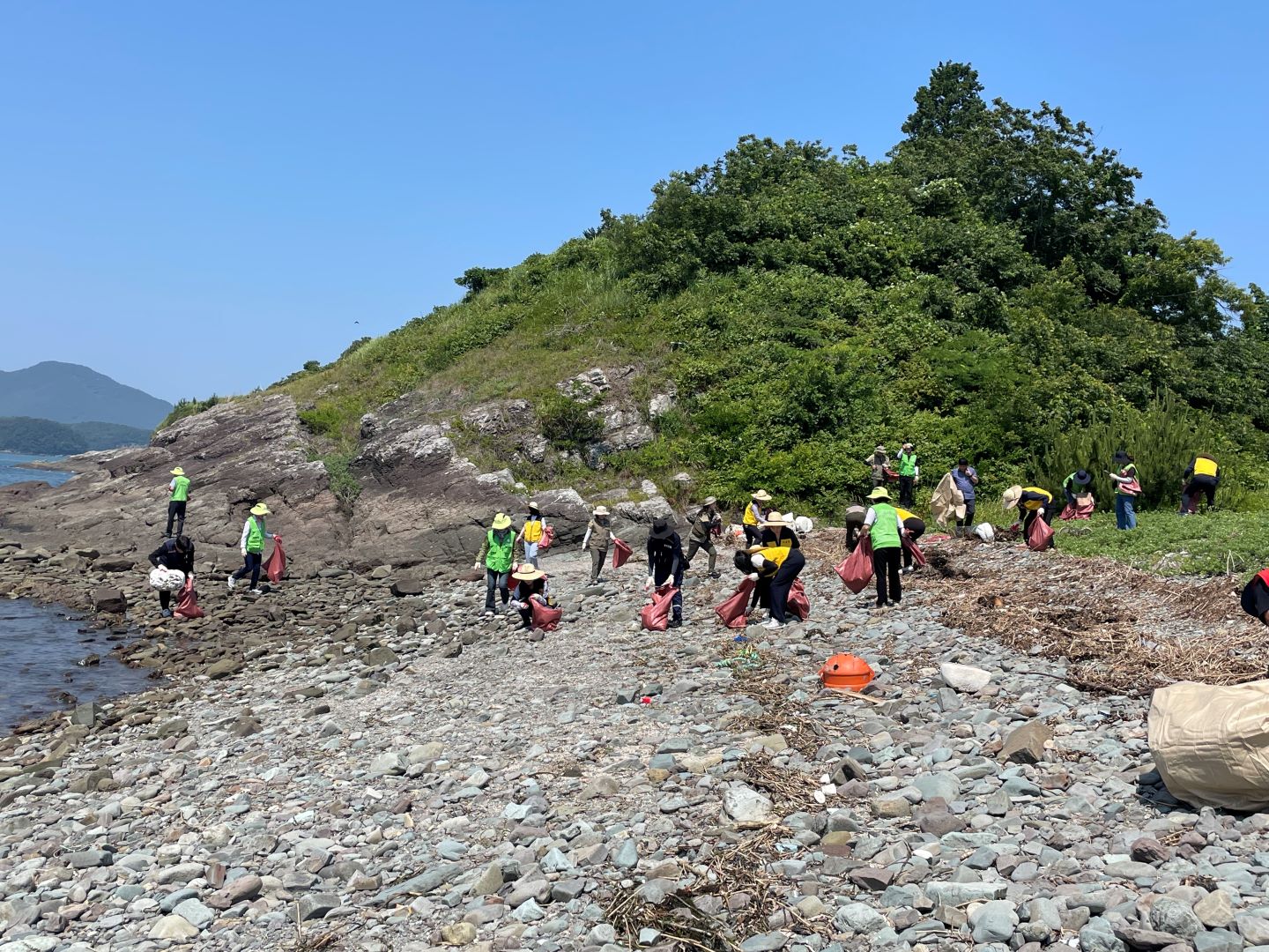 사천교육지원청, 자연환경보전지역 아두섬 찾아 정화 활동 - 관련이미지2
