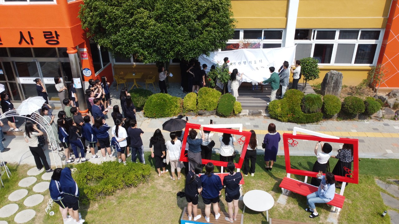 마산무학여중, 행복학교 상징물(어린왕자와 바오밥나무) 제막식 열어 - 관련이미지1