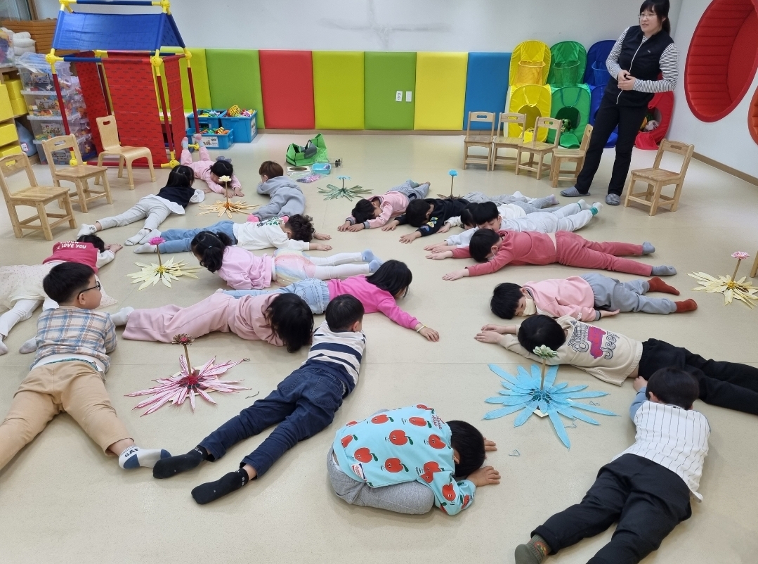 거제용소초병설유, 유치원에서 만나는 숲놀이 체험! 특수교육대상자 맞춤형 특성화 활동 실시 ! - 관련이미지2