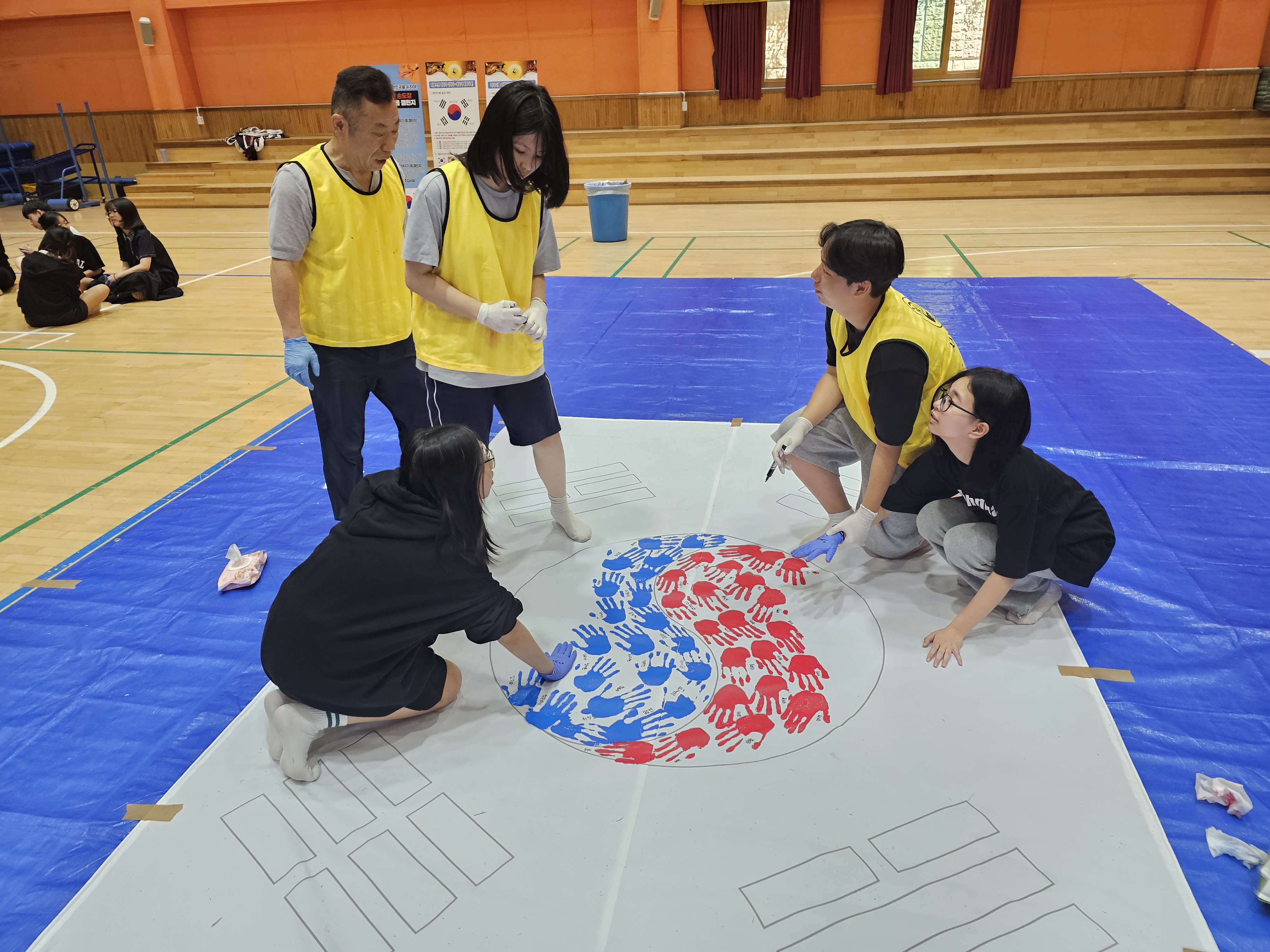 한다사중, 나라사랑정신을 담아 손도장 꾹~ 호국보훈의 달 기념 나라사랑 손도장 태극기 제작 행사 실시 - 관련이미지2