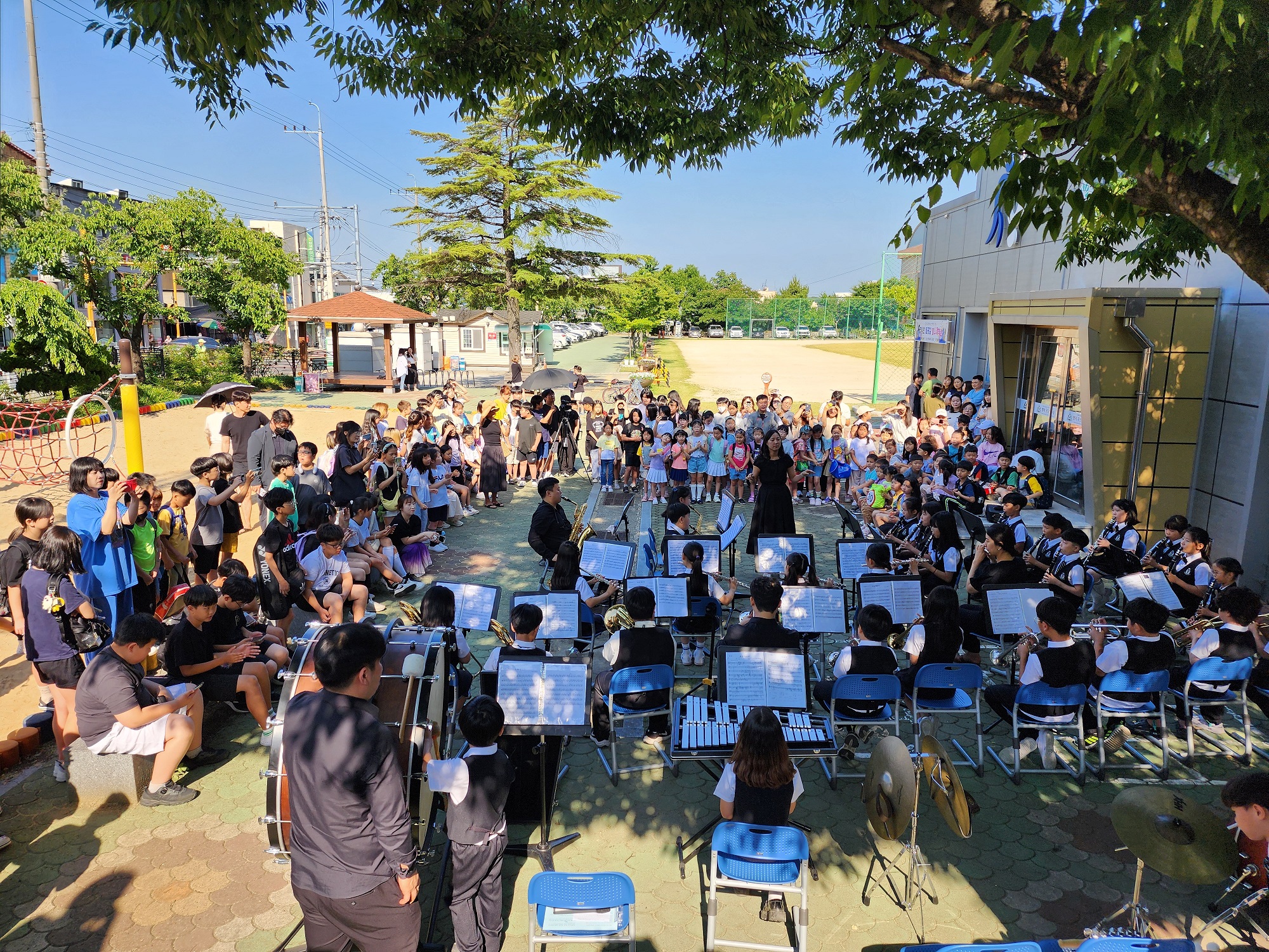 명덕초 윈드오케스트라, 행복한 아침을 여는 등굣길 미니 음악회 운영 - 관련이미지1