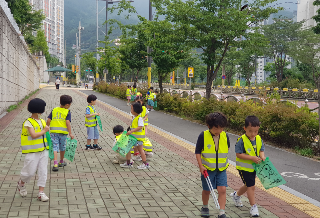 2024. 진해냉천초병설유치원 줍깅데이 - 관련이미지2
