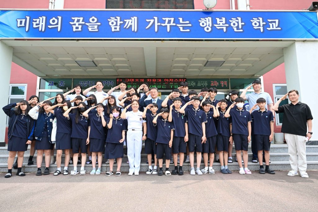 창원대산중, 해군 교육사 정보통신학교 소속 주임원사 및 교관 3명 방문 진로특강 진행 - 관련이미지1