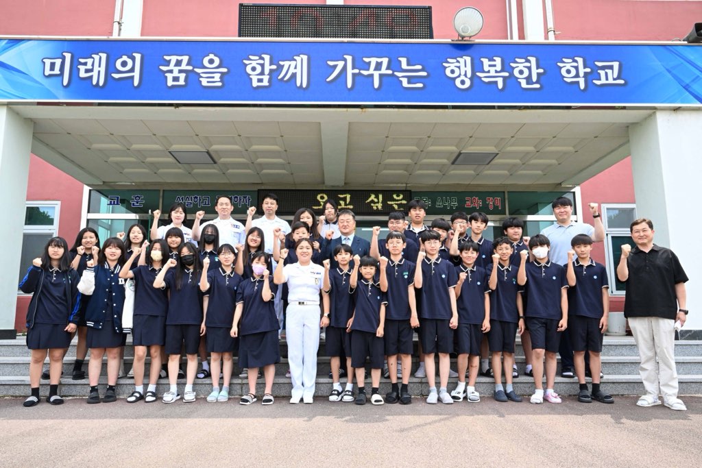 창원대산중, 해군 교육사 정보통신학교 소속 주임원사 및 교관 3명 방문 진로특강 진행 - 관련이미지2