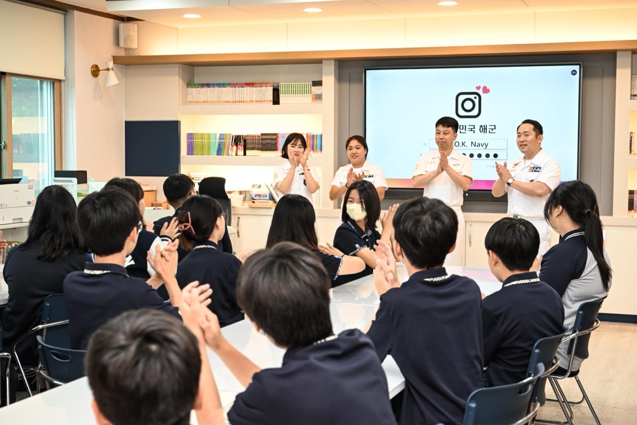 창원대산중, 해군 교육사 정보통신학교 소속 주임원사 및 교관 3명 방문 진로특강 진행 - 관련이미지3