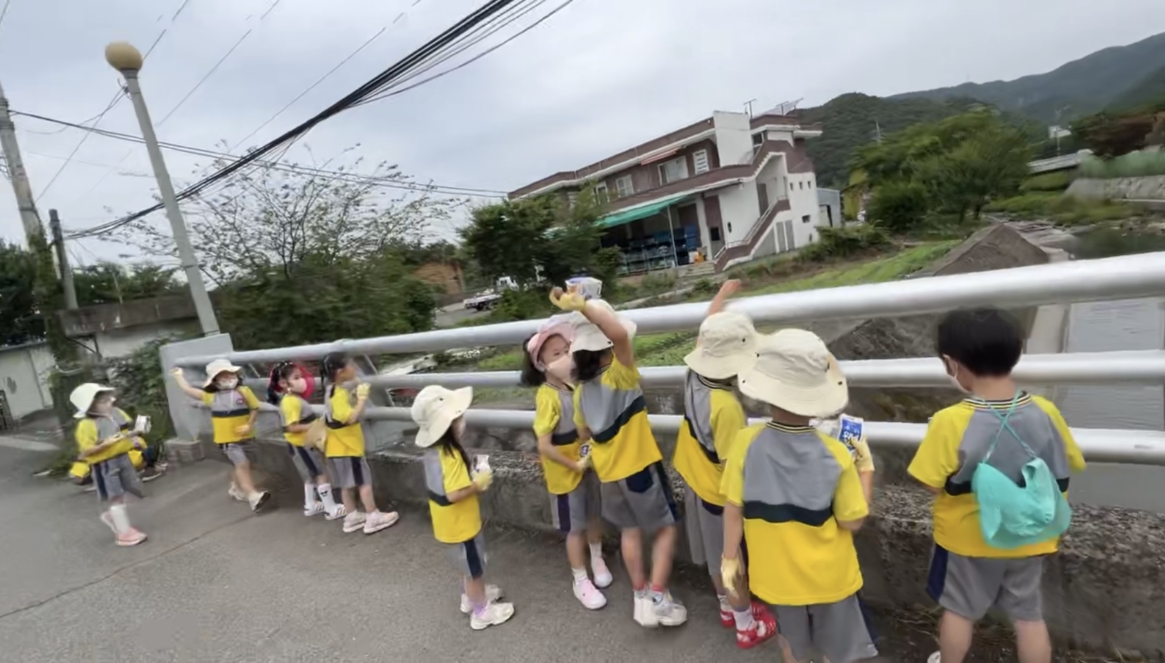 곰내유치원 지구를 위한 작은 실천, EM흙공던지기 활동 실시 - 관련이미지2