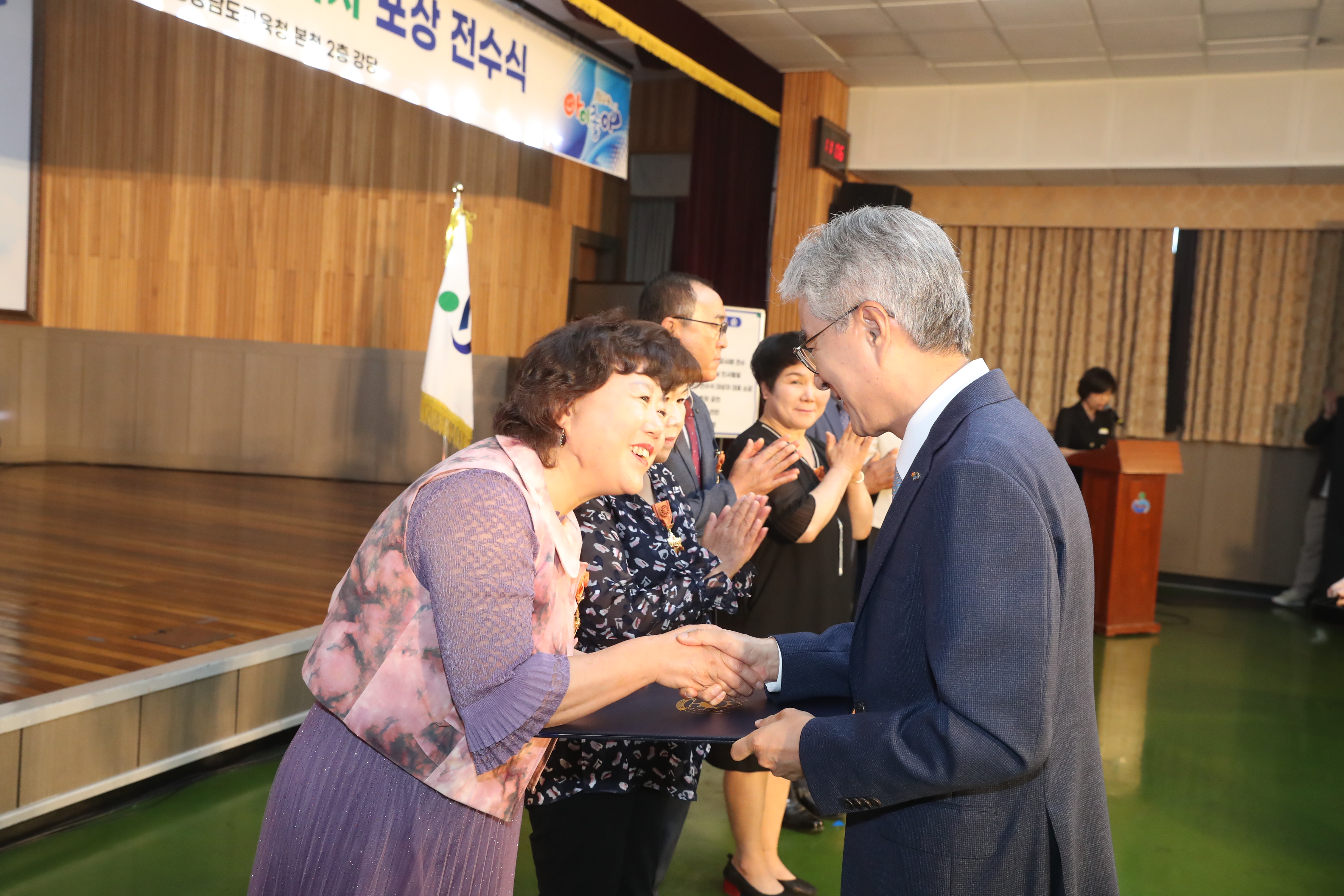 “경남교육 발전과 헌신에 감사” 지방공무원 퇴직공무원 54명 포상 수여 - 관련이미지2