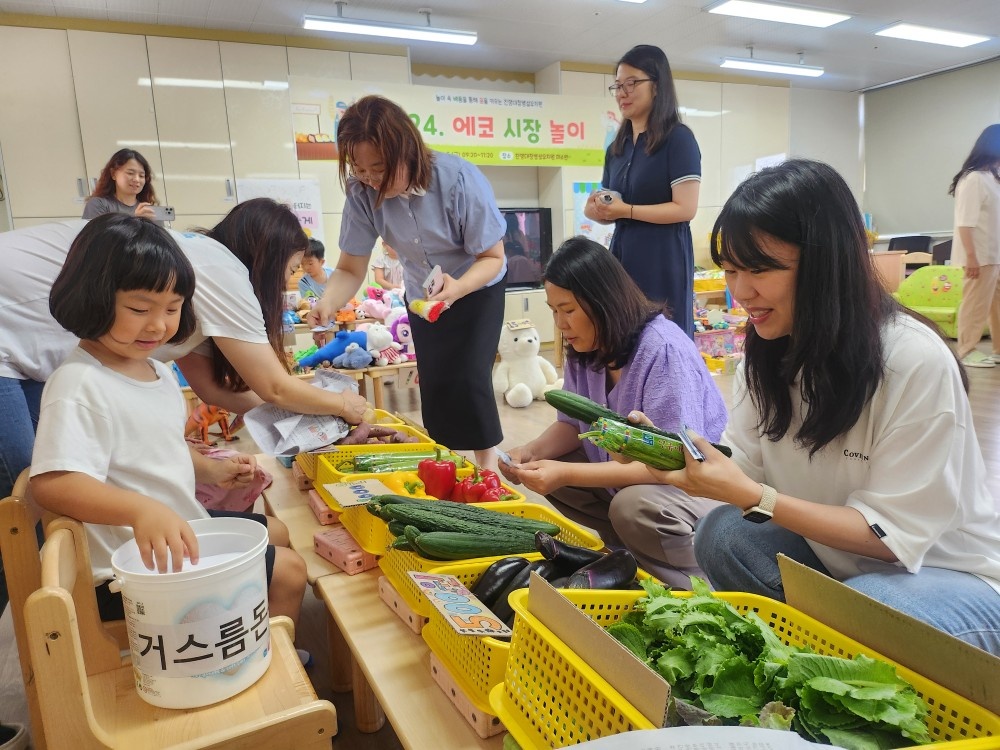 진영대창초병설유치원, 1학년과 함께하는 유·초 이음 에코 시장놀이 실시 - 관련이미지1