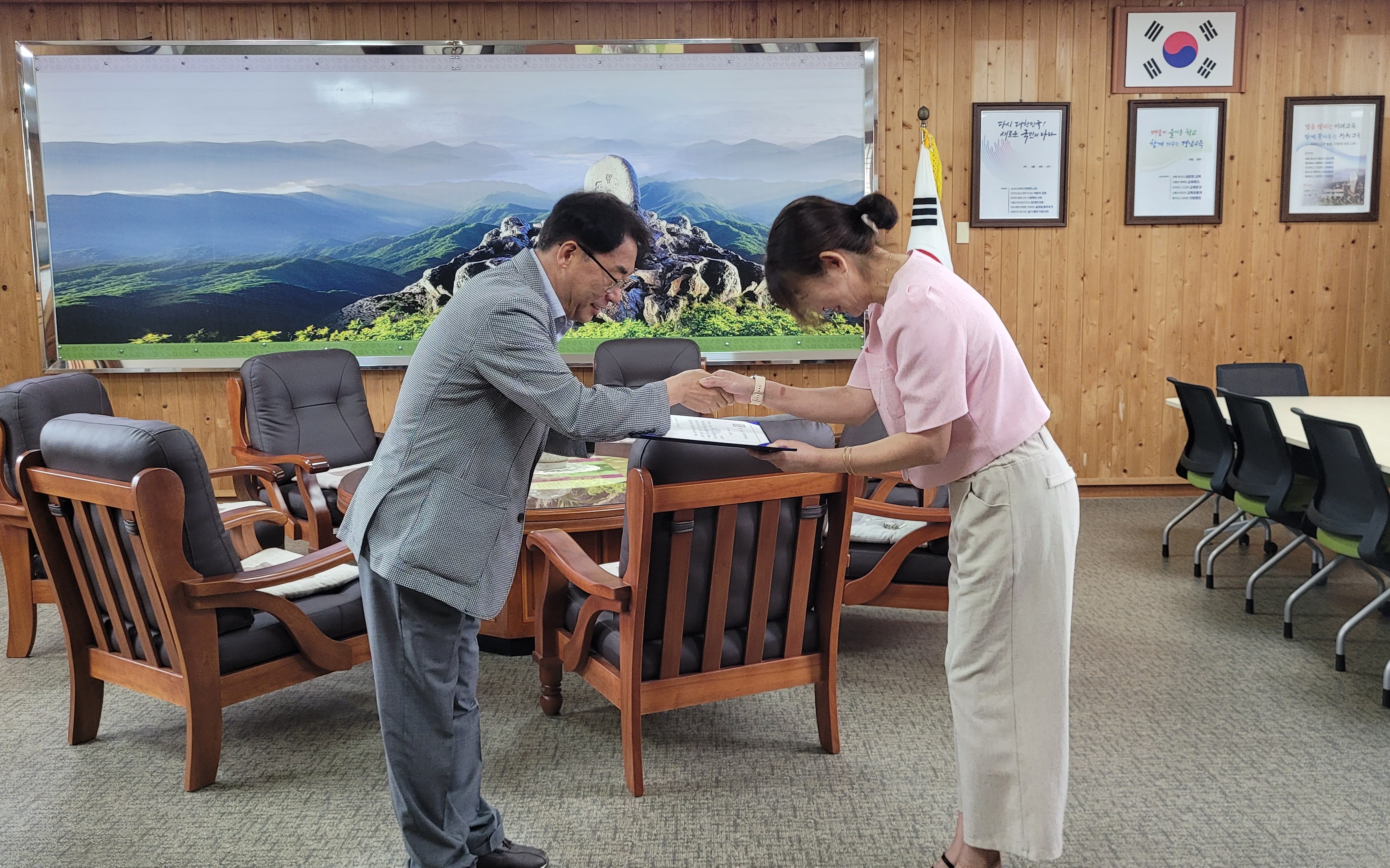 산청교육지원청, 학교운영위원회 발전 유공자 교육감 감사장 전수 - 관련이미지1