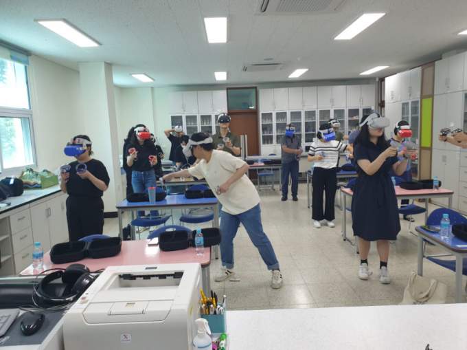 거창교육지원청, 자유학기제 업무담당자 및 진로체험지원단 VR 체험 연수 실시 - 관련이미지3