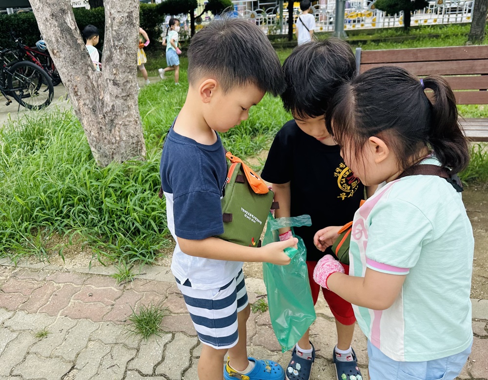 진영대창초병설유치원, ‘탄소중립 실천을 위한 우유갑-종량제봉투 교환사업  및 플로깅 현장체험 활동’실시 - 관련이미지3