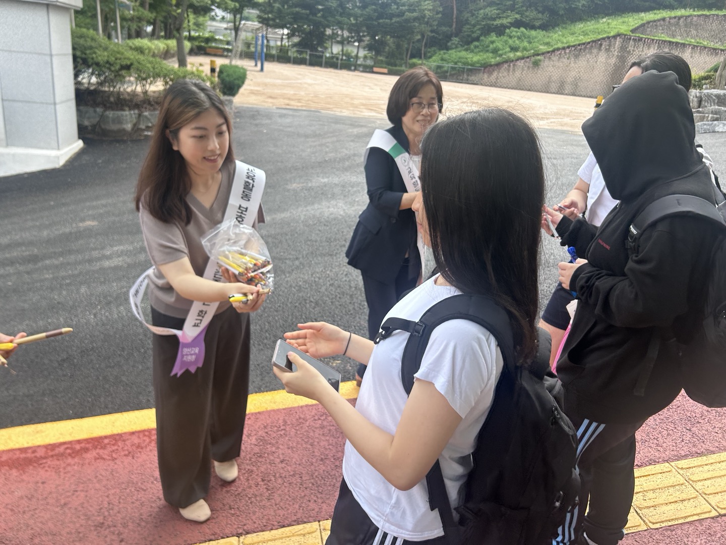 양산교육지원청, 교육활동보호 및 여름 휴가철 아동학대예방 캠페인 실시 - 관련이미지1