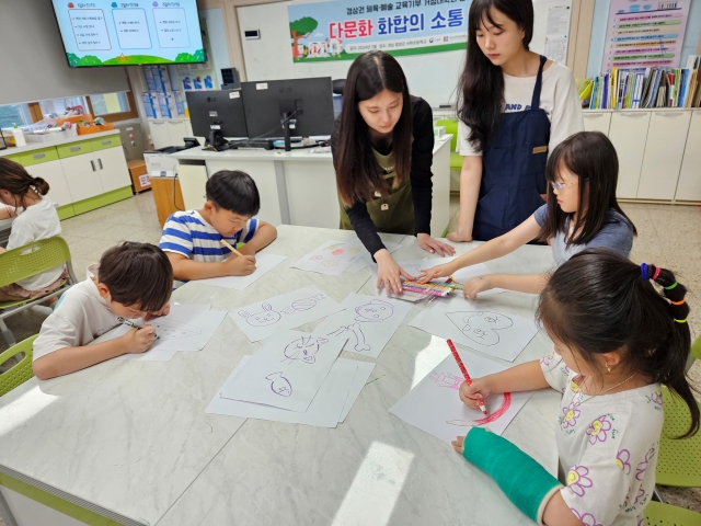 서하초, 교육기부 속에 피어나는 다문화 사랑 벽화! - 한국과학창의재단 경남대학생 교육기부 프로그램 실시 - - 관련이미지3