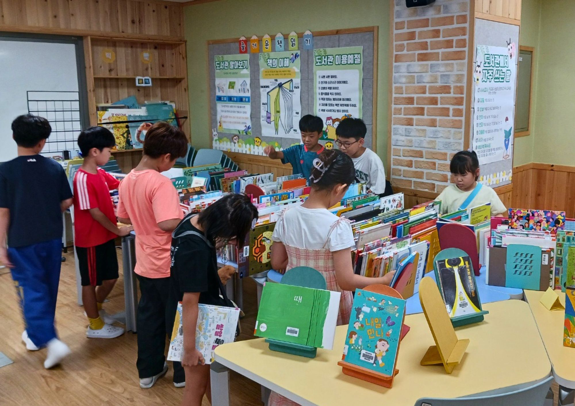 무동초 학교도서관, 신간 도서 전시회 진행 - 관련이미지1