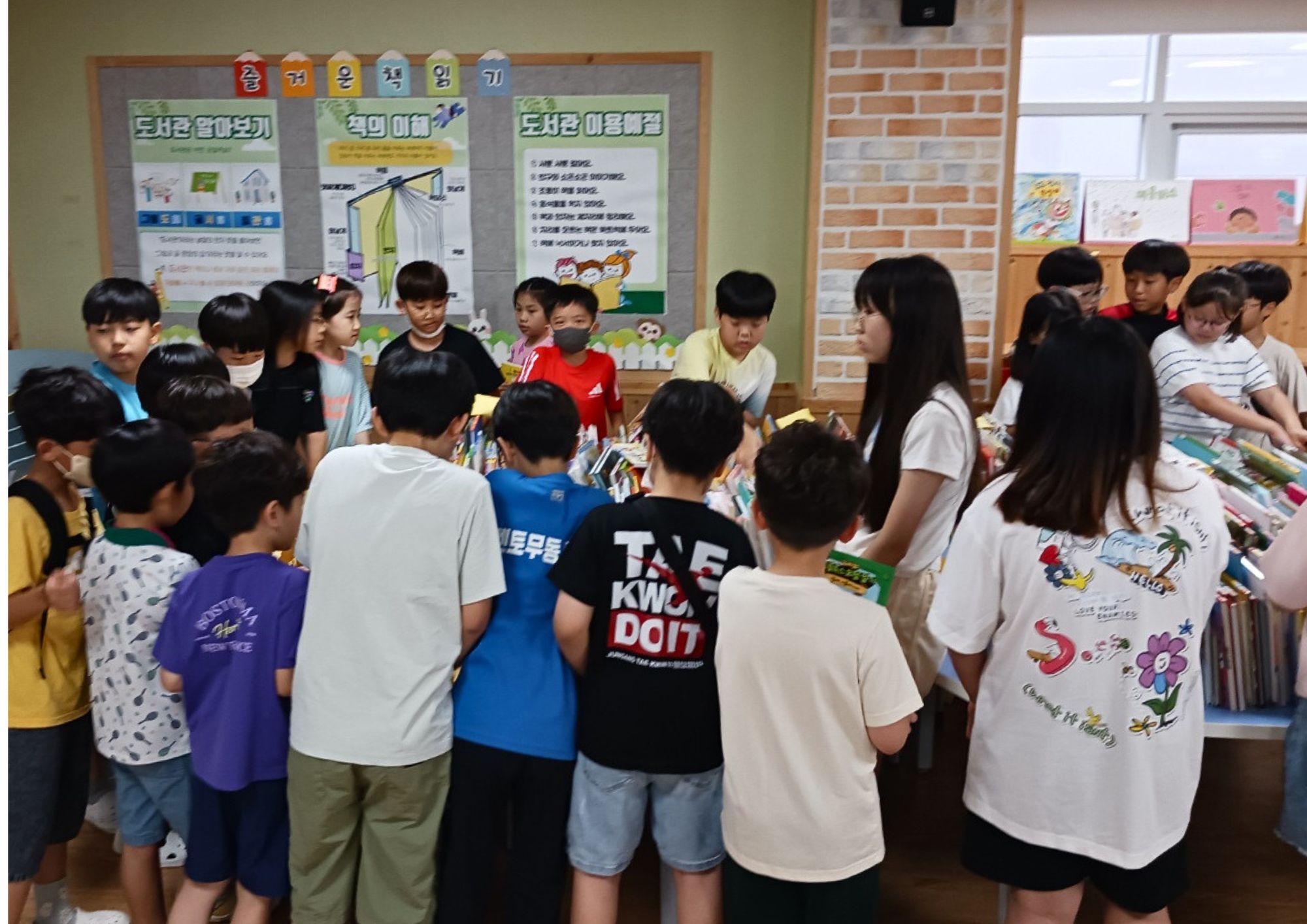 무동초 학교도서관, 신간 도서 전시회 진행 - 관련이미지3